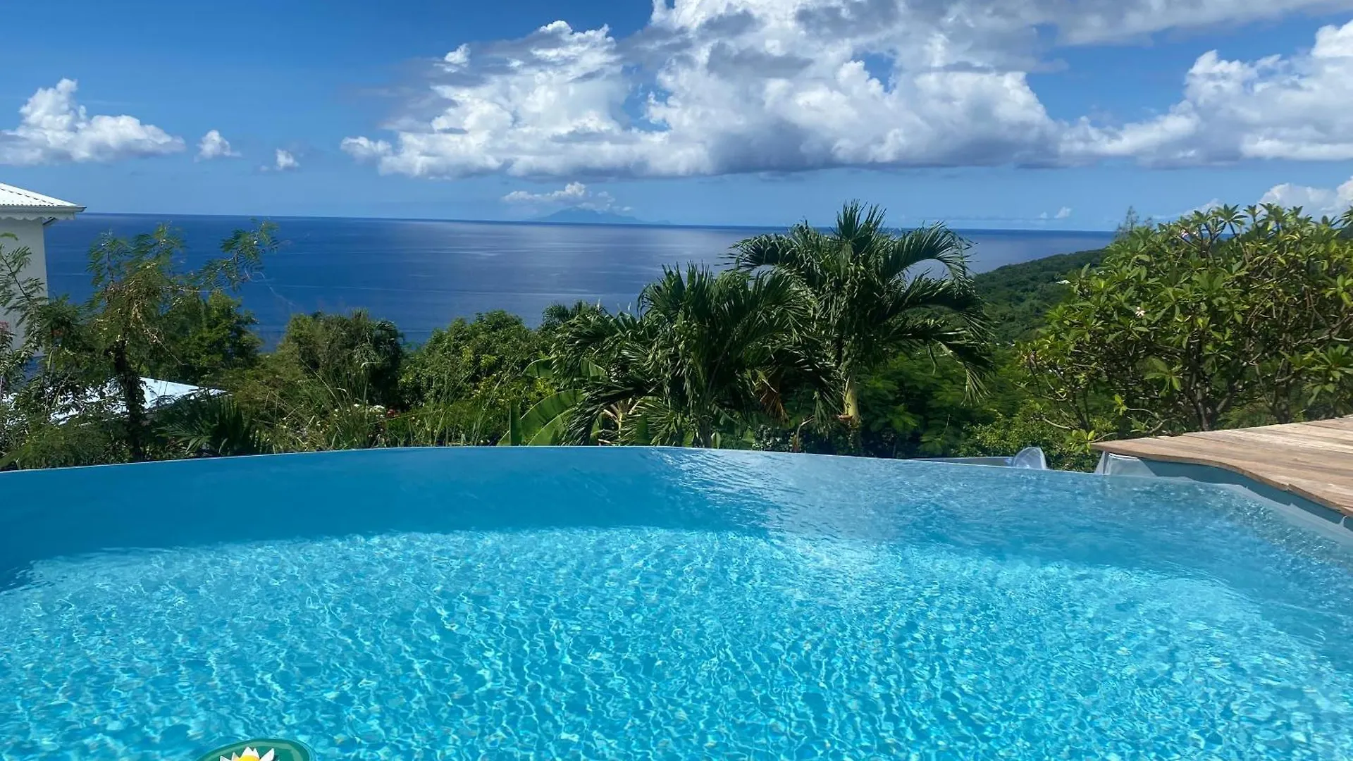Villa Yékrik-Yékrak - vue exceptionnelle sur la mer des Caraïbes Deshaies Guadeloupe